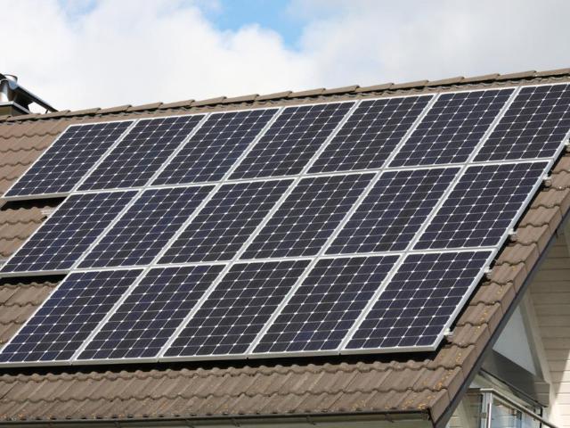 18 zonnepanelen op een dak van een huis om energie op te wekken