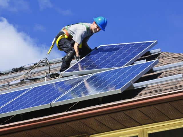 Installatie van zonnepanelen op een dak van een huis