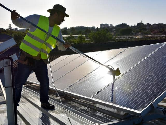 Schoonmaak van zonnepanelen op een dak