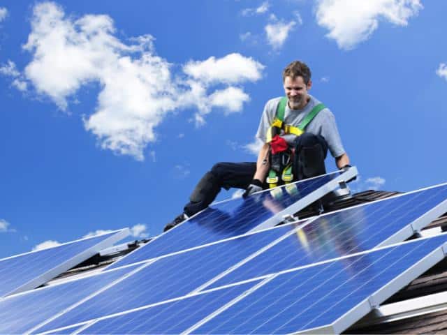 Installatie van zonnepanelen op het puntje van een dak