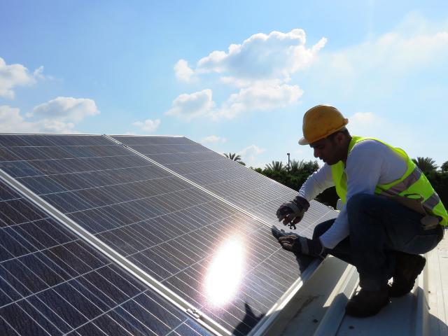 De laatste check van de zonnepanelen op een dak