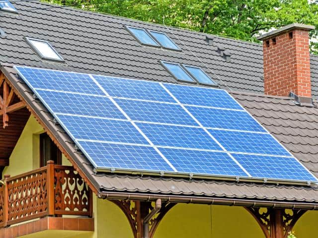 Zonnepanelen geïnstalleerd op dak van woonhuis.