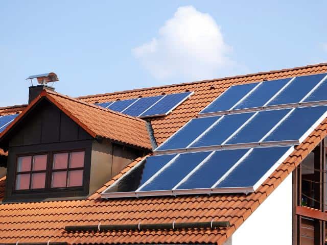 Net geplaatste zonnepanelen op een dak van een huis