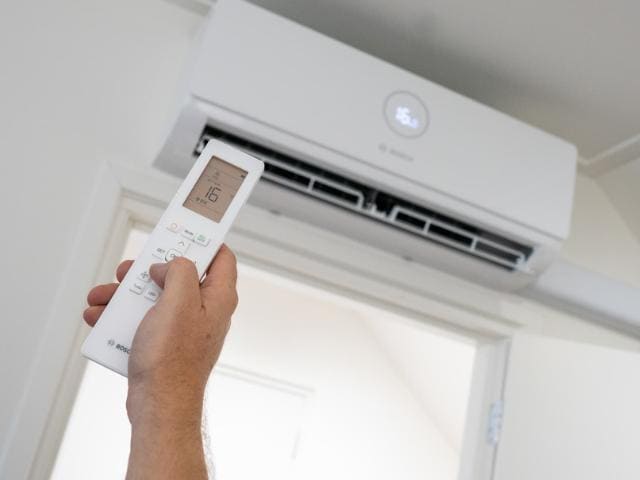 Afstandsbediening voor airco in de hand