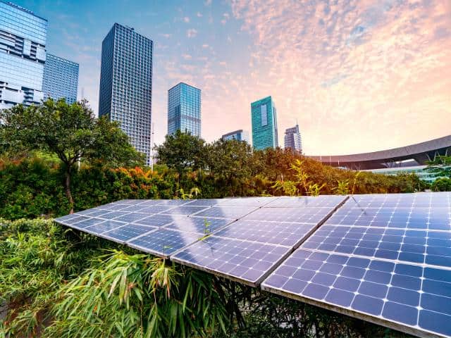 Zonnepanelen op de voorgrond, stad op de achtergrond