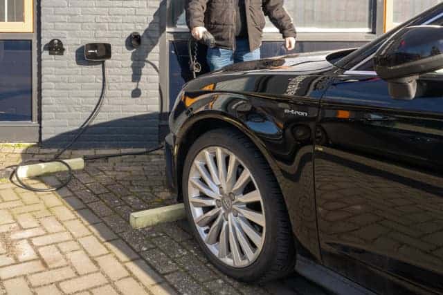 Laadpaal installatie op het kantoor